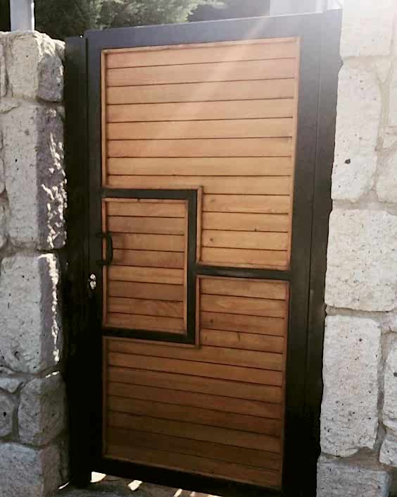 Ahşap bahçe yaya kapısı