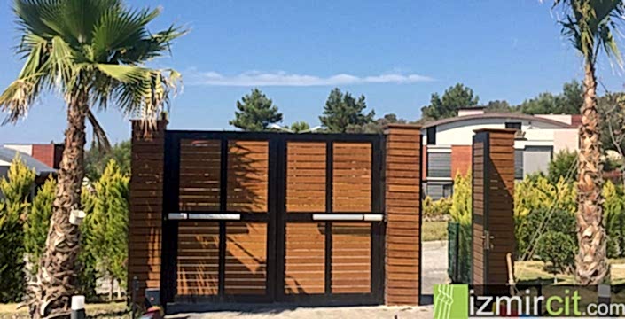 Ahşap villa bahçe kapısı